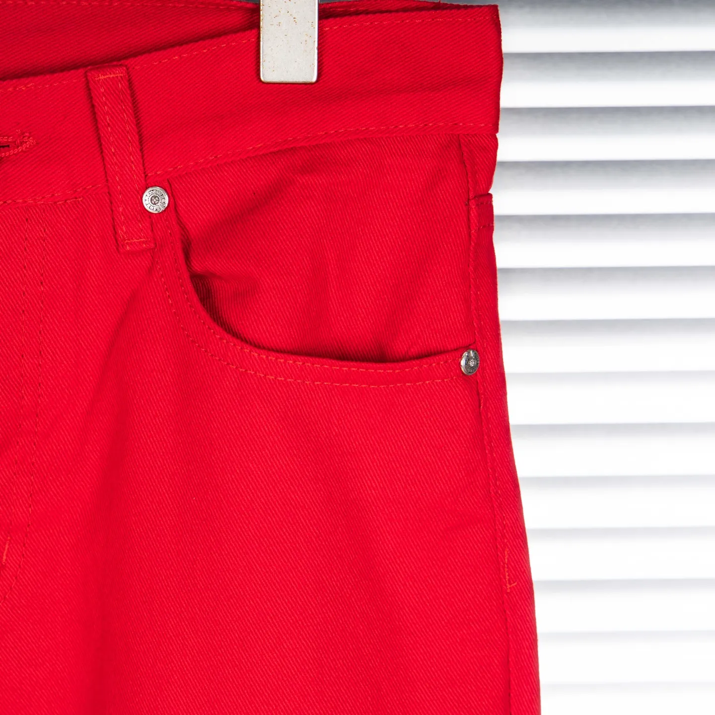 P260 CHROME HEARTS 25ss dopamine Chinese red cross leather washed jeans - Full of exploring the ultimate in fashion, Chrome Hearts' new Chrome Hearts pants not only present a unique style, but the fresh ice blue color looks particularly youthful and energetic. The mid-high waist design is paired with a lazy and casual style, which not only shows long legs but also maintains a casual feel. It is a must-have fashion choice for trendy men and trendy women. Style No.: 1789 Color: Dopamine Red Size: 28 30 32 34
